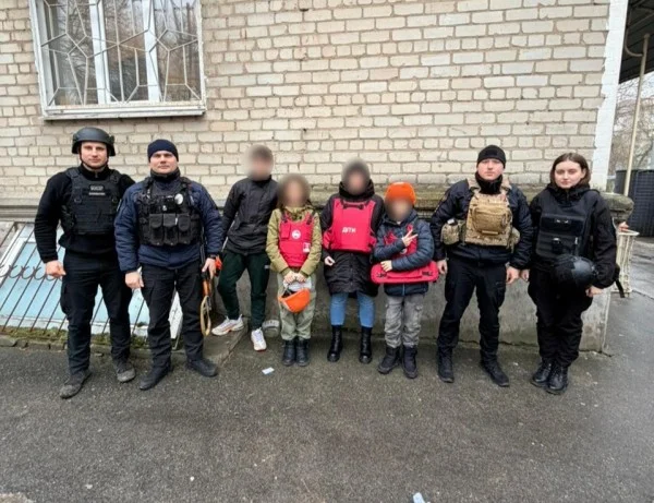 Поліція та волонтери евакуювали дві родини з дітьми з небезпечних районів Херсонщини