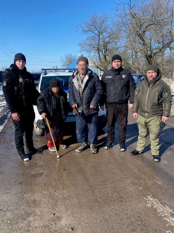 На Херсонщині поліція та громада: літнє подружжя отримало прихисток після пожежі