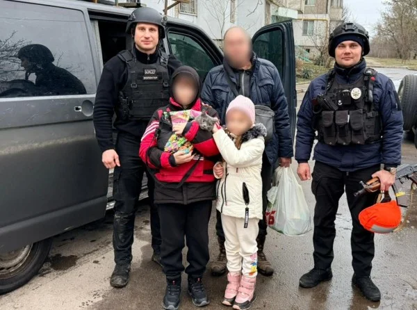 Поліція та волонтери вивезли 11 жителів, серед них дітей, з-під обстрілів на Херсонщині