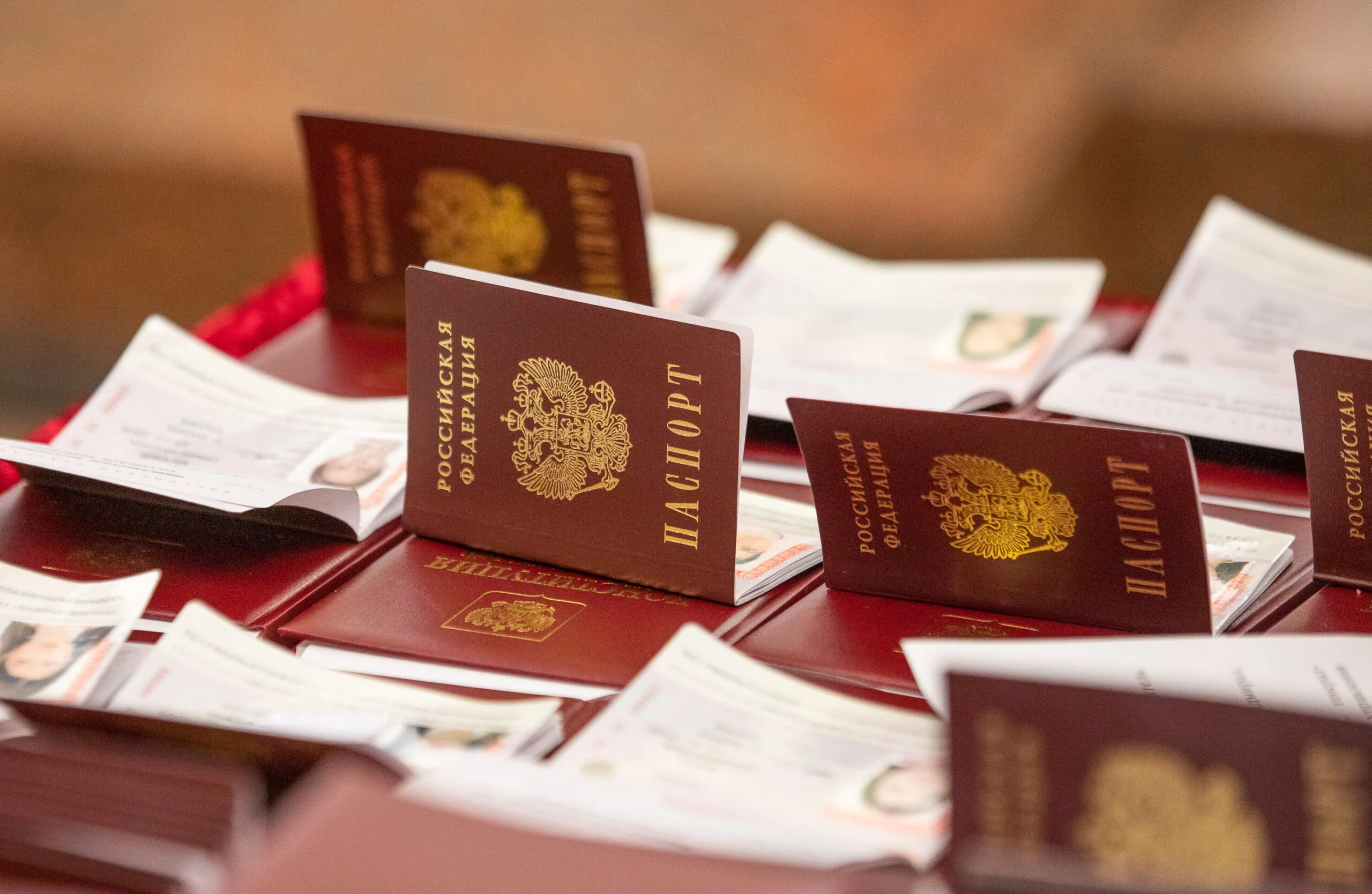 Херсонка отримала вирок за допомогу окупантам у видачі паспортів РФ