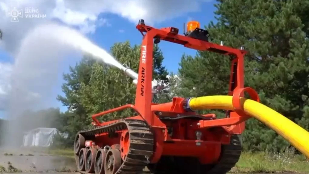 Рятувальники Херсонщини тестують інноваційний робот ARKAN Fire для гасіння пожеж