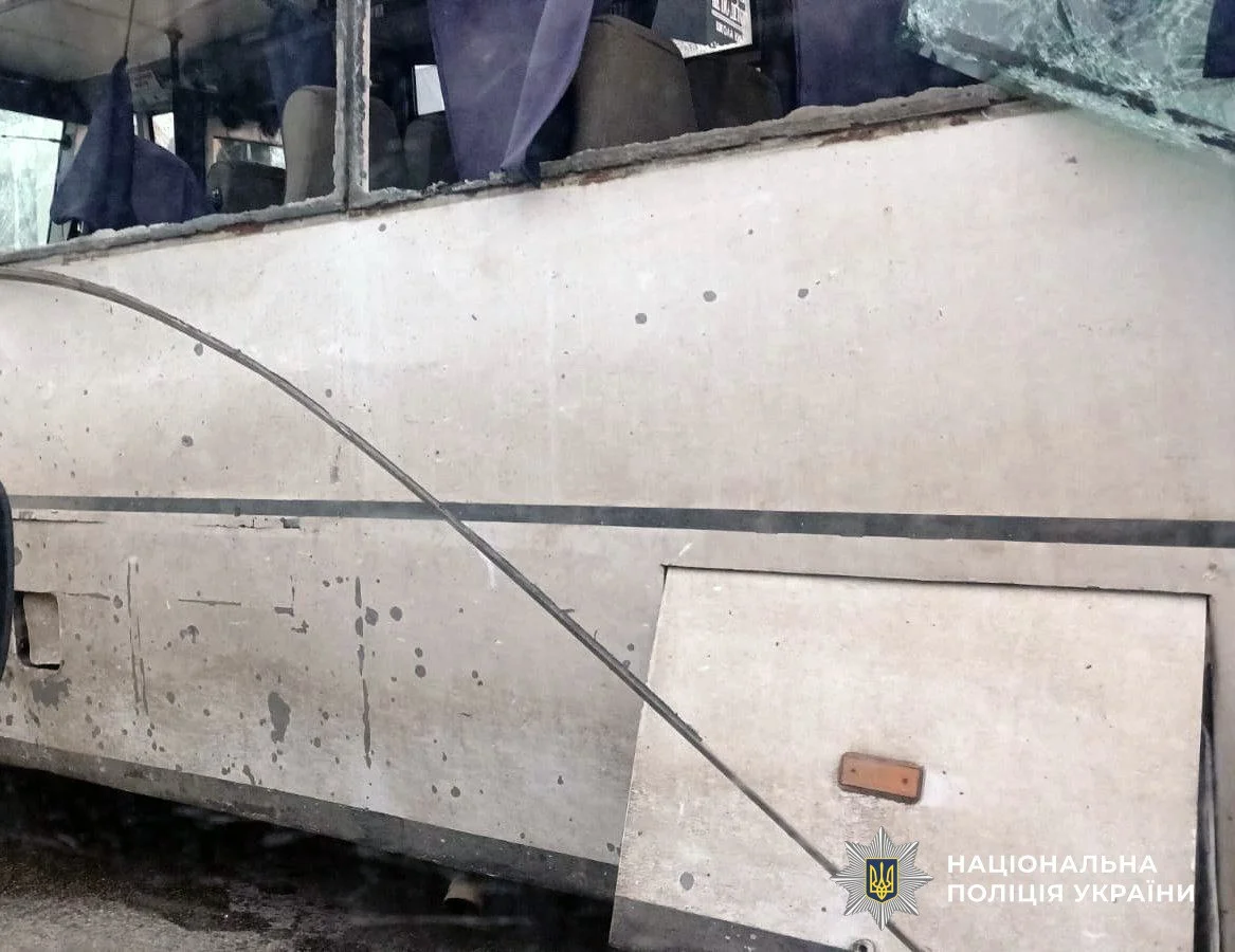 У Херсоні ворожий дрон вдарив по автобусу “Херсон – Музиківка”, є постраждалі
