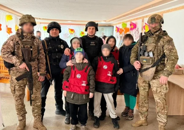 Поліція та волонтери евакуювали 7 людей з небезпечних районів Херсонщини