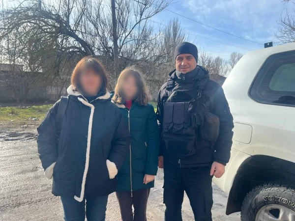 Поліція Херсонщини евакуювала матір з дитиною з прифронтового селища
