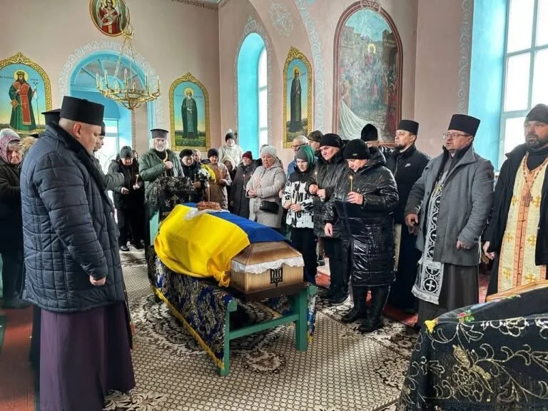 На Хмельниччині попрощалися з воїном з Херсонщини Олександром Корнієнком