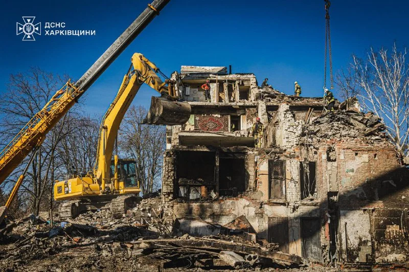 У Харкові завершилися рятувальні роботи після ракетного удару: 10 загиблих