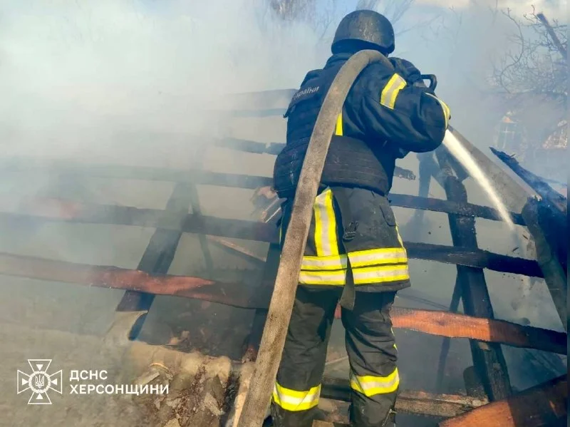 У Херсоні ворожий дрон спричинив пожежу в приватному будинку