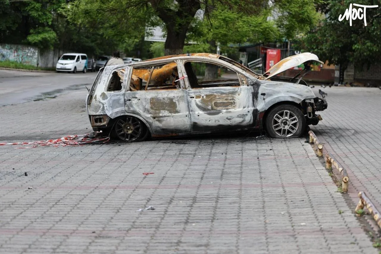 Дрон атакував Херсон: постраждали підлітки, пошкоджено авто