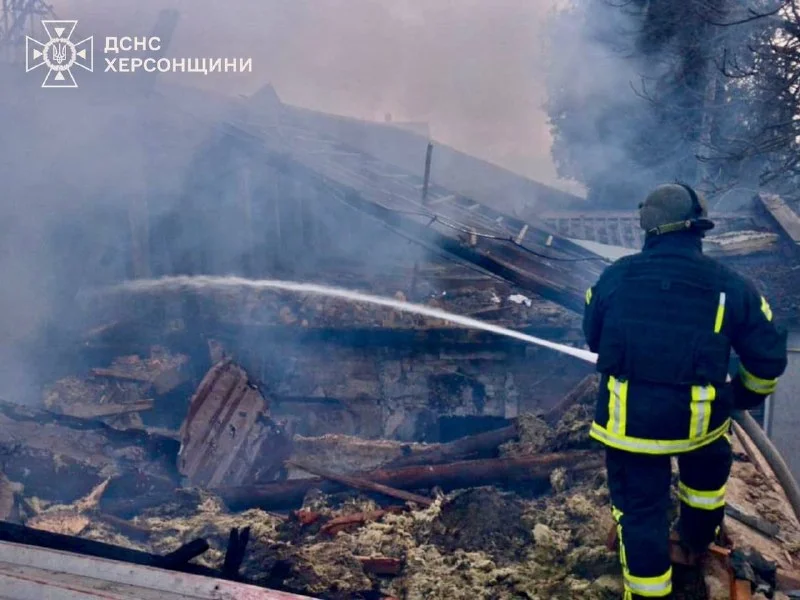 Обстріл Білозерки: вогонь охопив будівлю, жертв серед цивільних немає