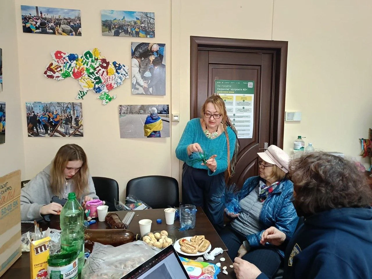 Переселенки в Івано-Франківську створюють корисні речі з пластику