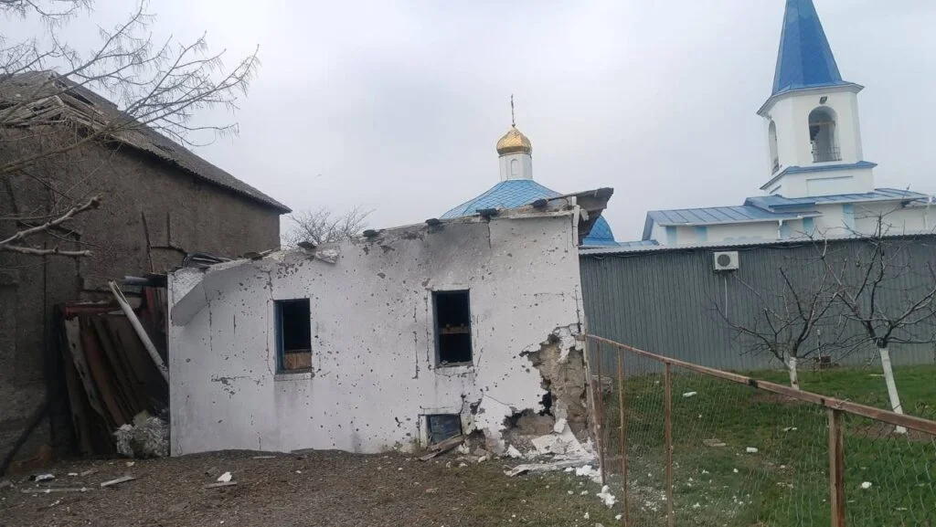 Росіяни обстріляли монастир на Херсонщині під час літургії: є руйнування