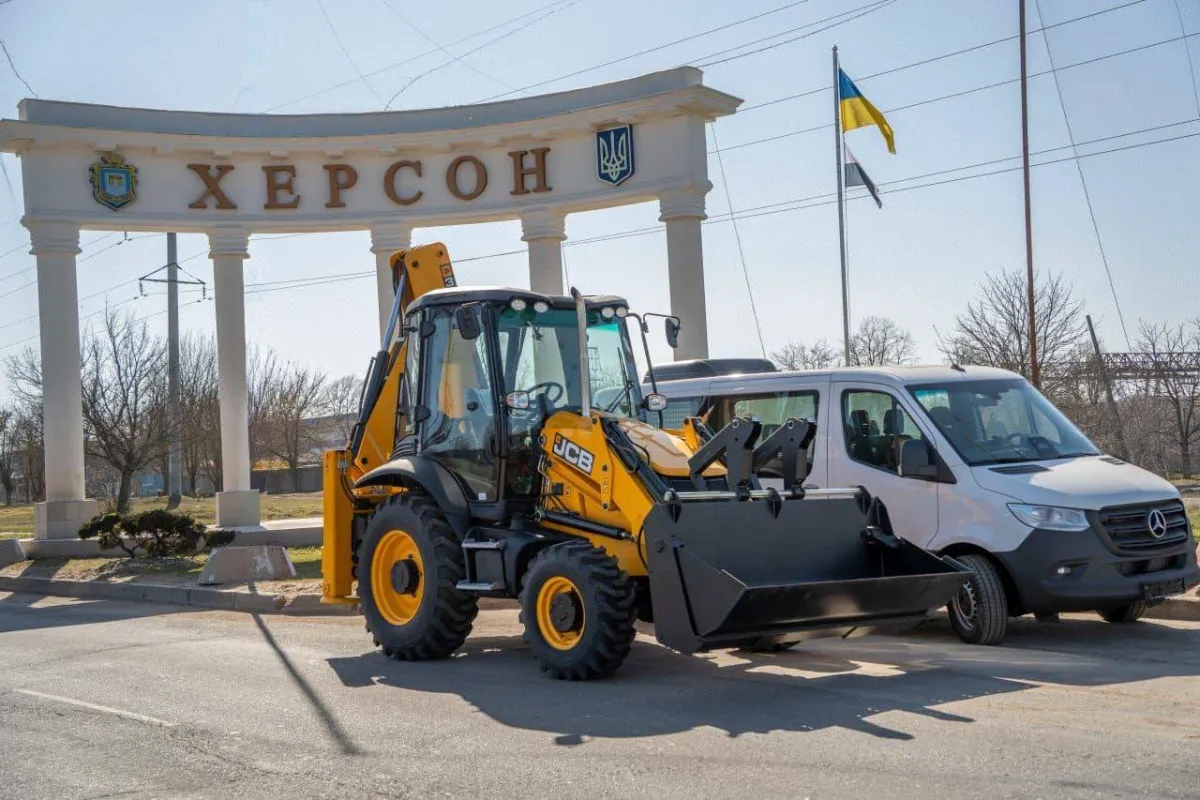 Бонн передав Херсону спецтехніку для відновлення та мобільних перевезень