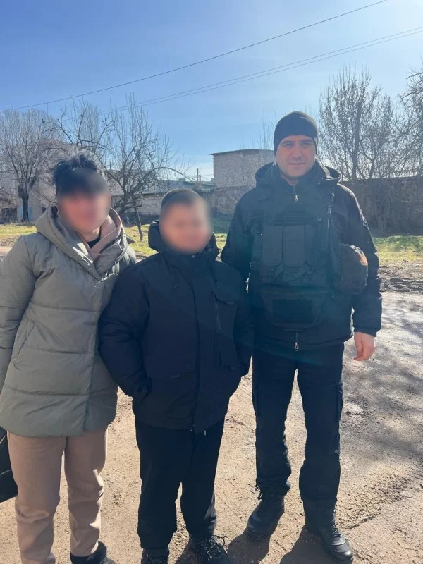 Поліція Херсонщини евакуювала матір з дитиною з-під обстрілів