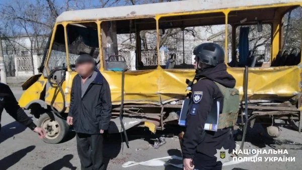Окупанти атакували автобус та комунальників на Херсонщині: 21 поранений