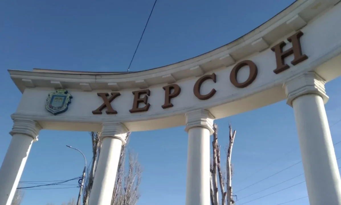 Ворожий обстріл Херсона: загинув літній чоловік, є поранені