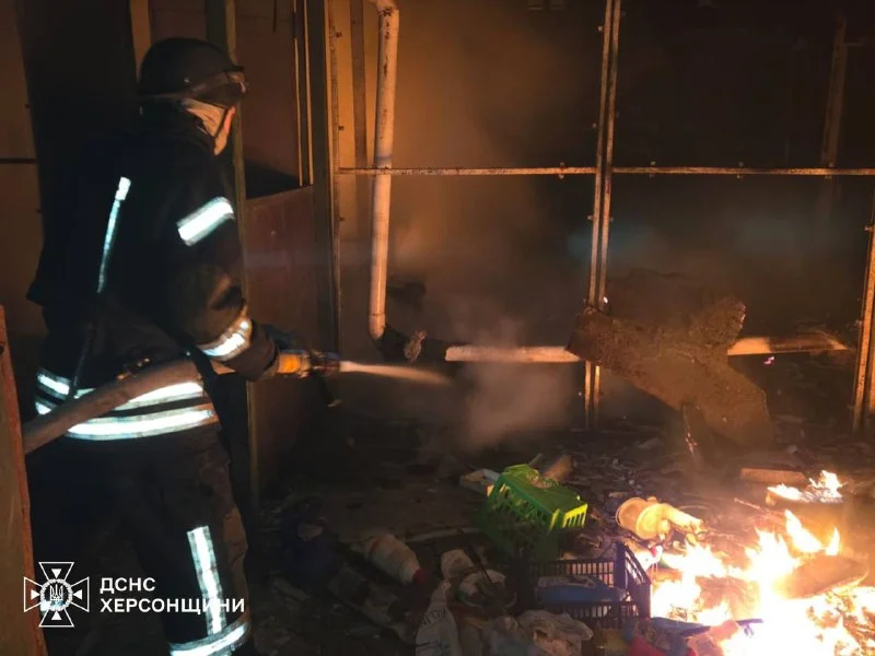 У Херсоні вночі рятувальники ліквідували пожежу в нежитловій будівлі