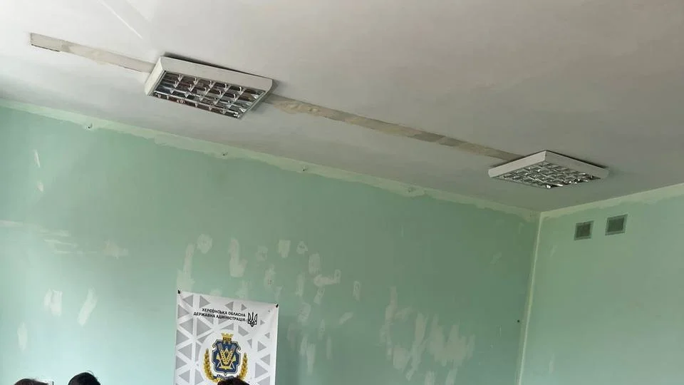 Переселенки у Вінниці плетуть нашоломники для українських оборонців