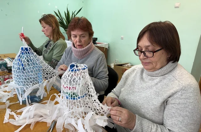Херсонці у Вінниці плетуть маскування для ЗСУ