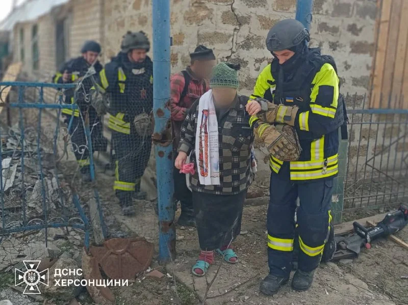Рятувальники визволили людей з-під завалів після обстрілу Білозерки
