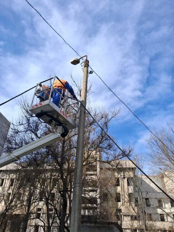 Протягом тижня, попри складну безпекову ситуацію, працівники КП “Херсонміськсвітло” виконали комплекс робіт із утримання