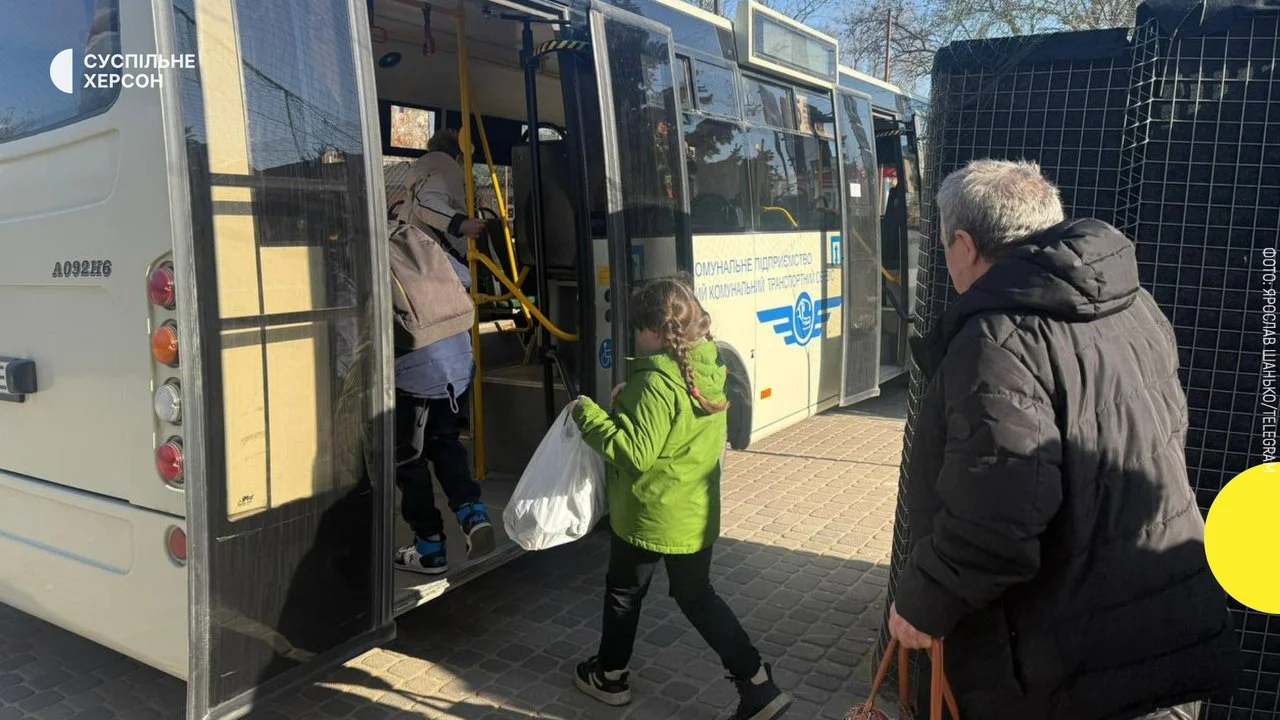 Через тривоги 12 херсонців доправили автобусом до Миколаєва на потяг