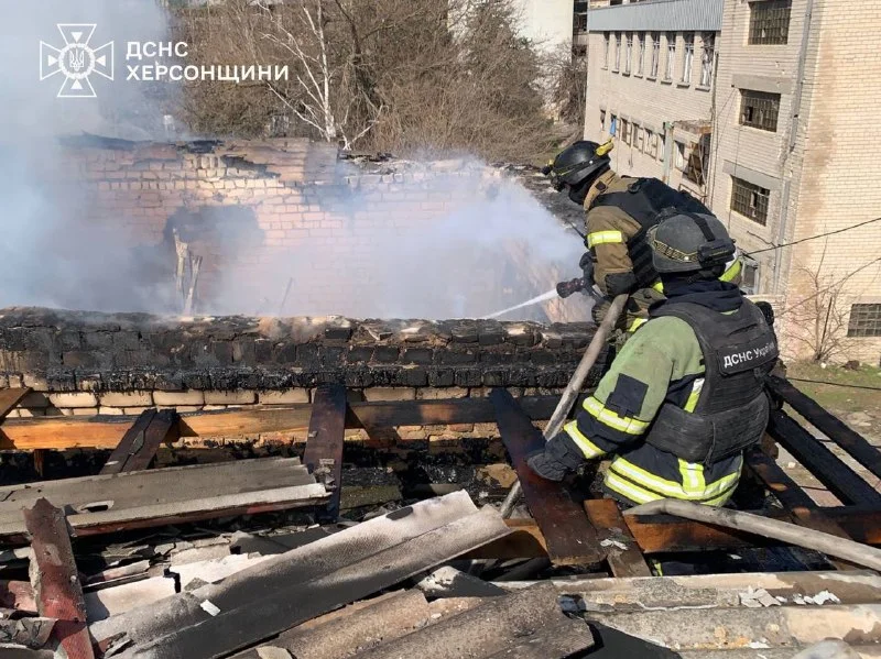 Херсон знову під обстрілом: пожежа у нежитловій будівлі