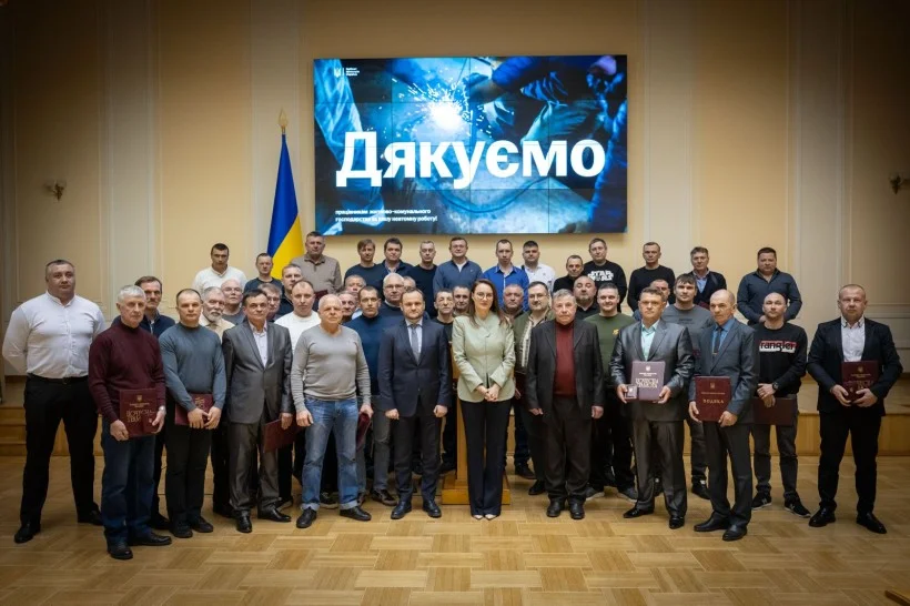 Комунальники 5 областей та столиці отримали нагороди від Прем’єрки за роботу у війну