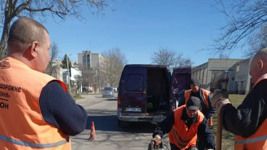 Херсонські комунальники ремонтують дороги попри обстріли