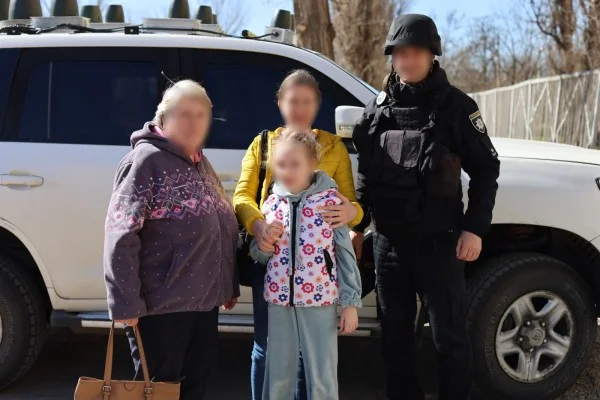 Евакуація двох родин з дітьми з передмість Херсона під загрозою дронів