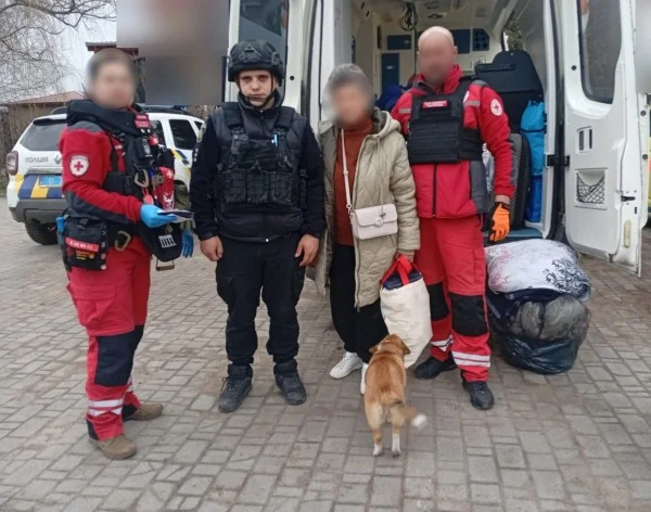 Евакуація на Херсонщині: поліція врятувала подружжя, що двічі втратило дім
