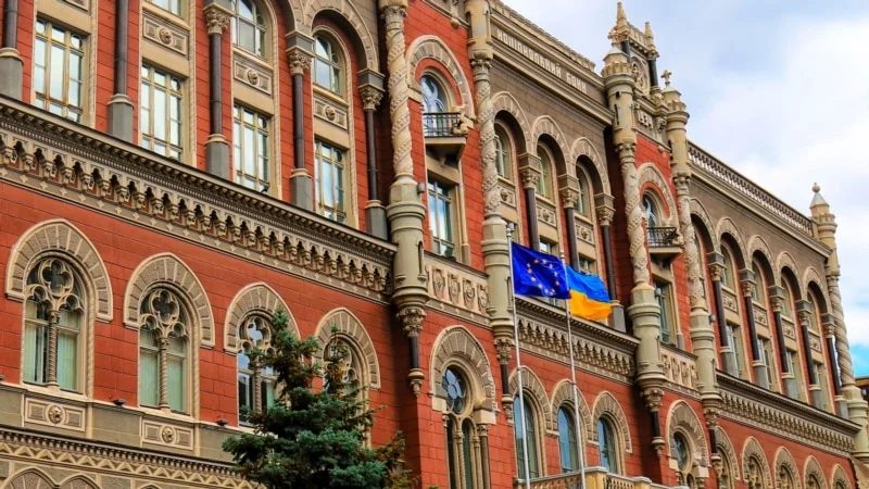 НБУ зупинив зростання долара та оновив курс гривні