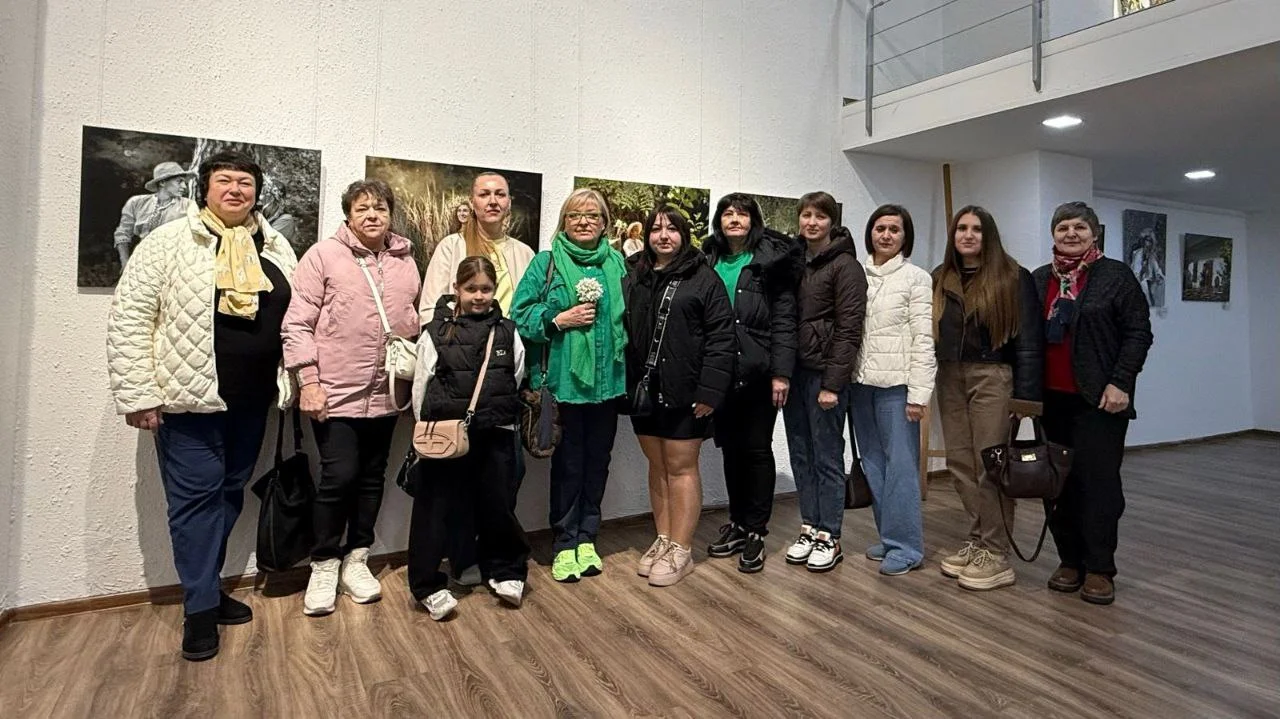 Переселенки з Херсонщини відвідали фотопроєкт Лесі Українки в Одесі