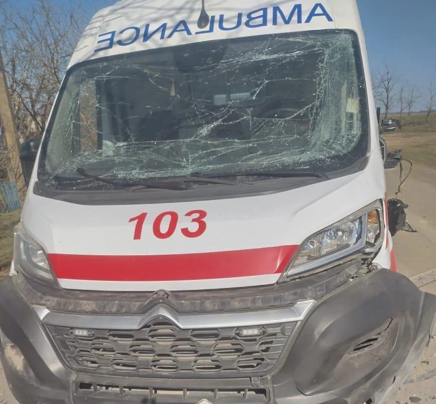 У Милівській громаді дрон РФ пошкодив автівку швидкої: медики вціліли