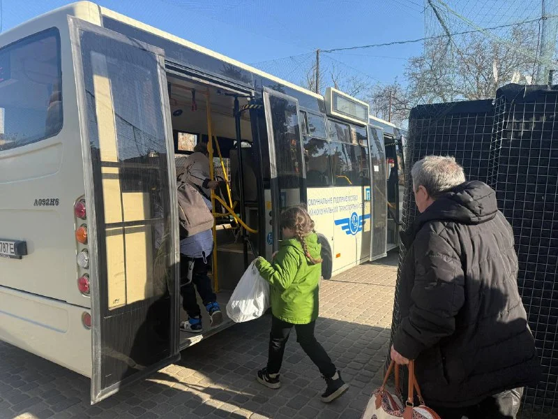 Херсонщина: Влада забезпечила автобус для евакуації через зміни потягів