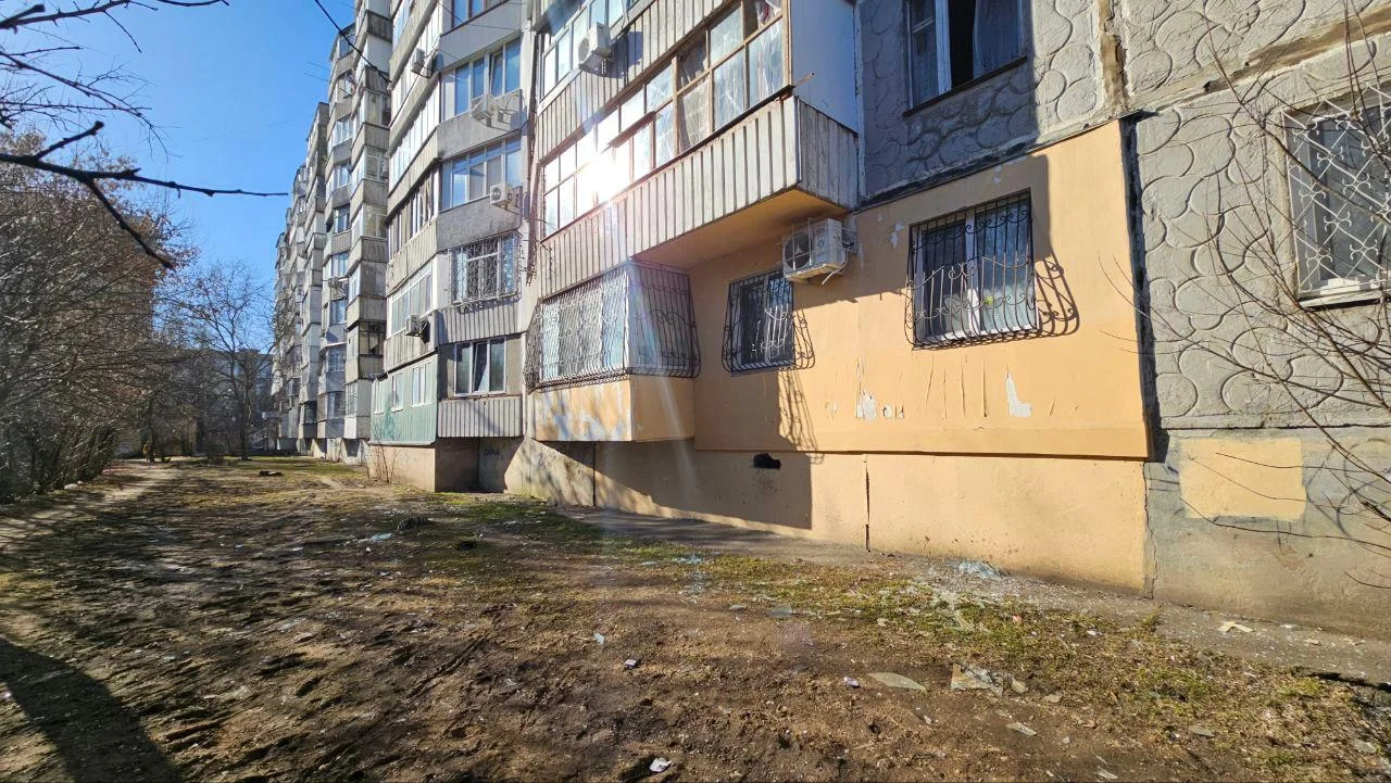 Херсон: дрон РФ атакував центр, пошкоджено багатоповерхівку та магазини