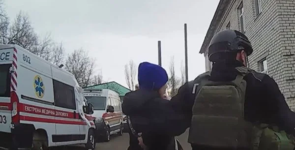 Поліція Херсонщини під обстрілами дронів врятувала немовля з високою температурою