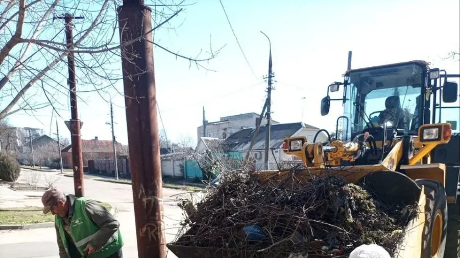 Комунальники Херсона працюють під обстрілами, ліквідуючи наслідки руйнувань