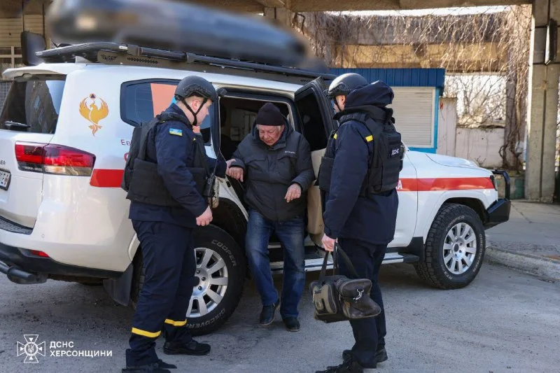 Рятувальники Херсона евакуюють людей з обстрілюваних районів