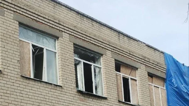 Комішани під комбінованим ударом: пошкоджено заклад освіти, є поранені