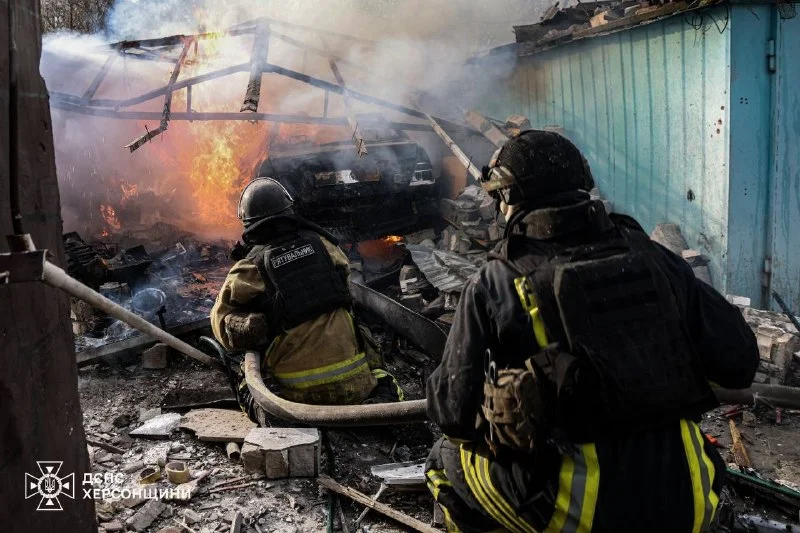 Херсон: артобстріл житлового району спричинив пожежу, люди не постраждали