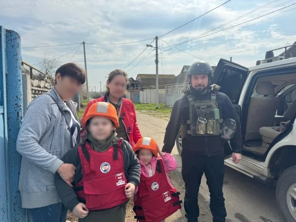 Родина з дітьми евакуйована з небезпечного селища Херсонщини під обстрілами