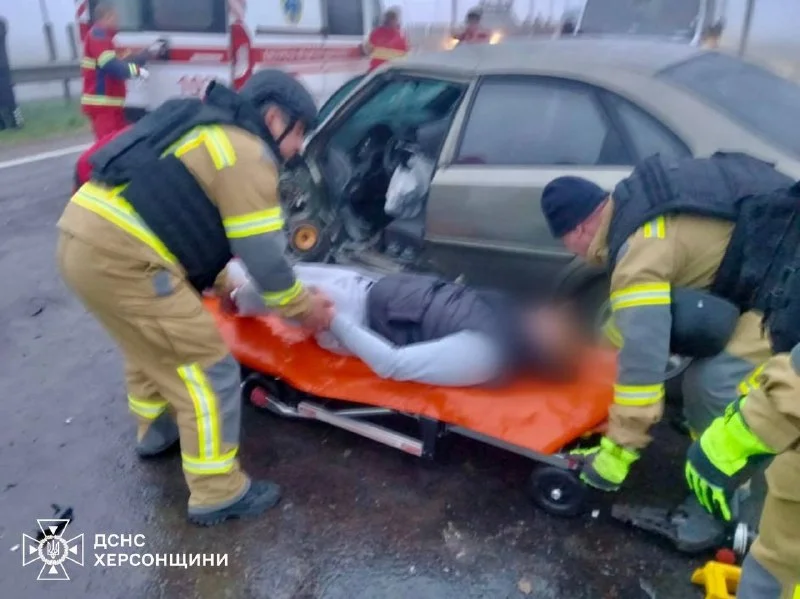 На Херсонщині ДТП: на трасі М-14 зіткнулись авто та автобус, водія деблокували