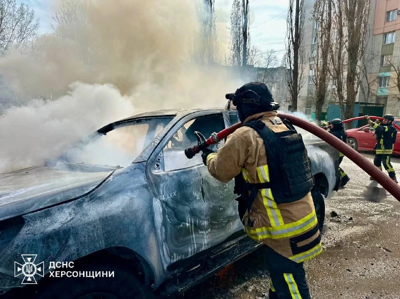 У Херсоні ворожий дрон атакував авто: є постраждалий та пожежа