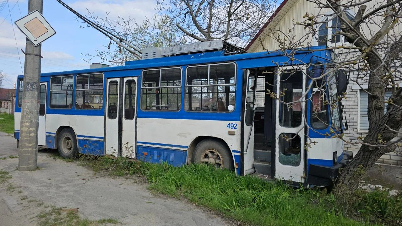 Херсон: водій тролейбуса у вкрай тяжкому стані після атаки дрона