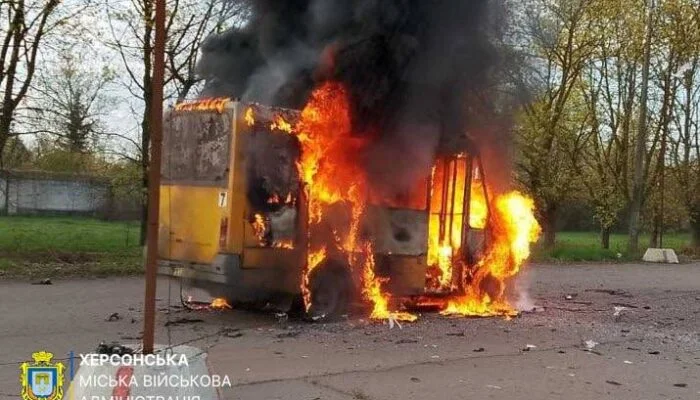 Росіяни обстріляли маршрутний автобус у Херсоні: без постраждалих