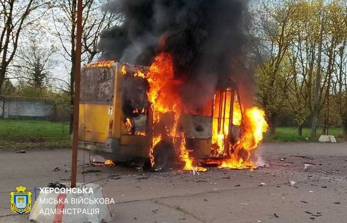 Росіяни обстріляли маршрутний автобус у Херсоні: без постраждалих