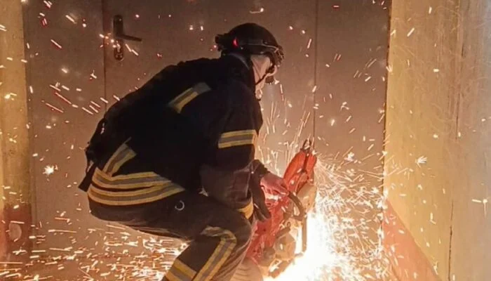 Рятувальники врятували чоловіка з палаючої багатоповерхівки у Херсоні після атаки дрона