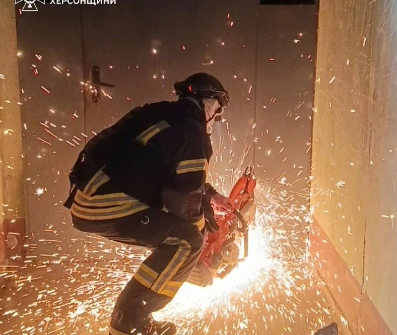 Рятувальники врятували чоловіка з палаючої багатоповерхівки у Херсоні після атаки дрона