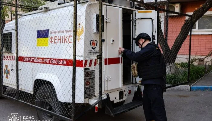 Рятувальники «ФЕНІКС» евакуювали чоловіка з небезпечного району Херсона