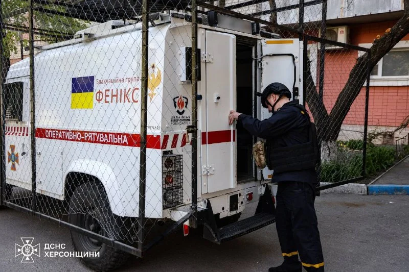 Рятувальники «ФЕНІКС» евакуювали чоловіка з небезпечного району Херсона